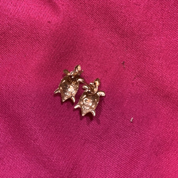 Tiny turtle gold earrings pierced with backs - Picture 5 of 5